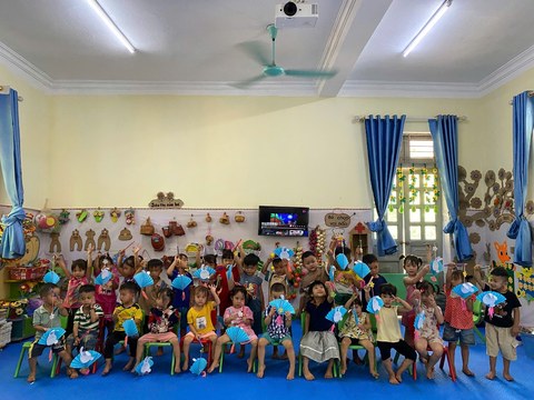 Hoạt động trải nghiệm: “Làm đèn trung thu”