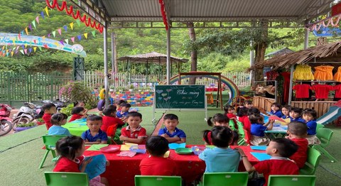 Hoạt động trải nghiệm làm thiệp tặng mẹ nhân ngày 20/10